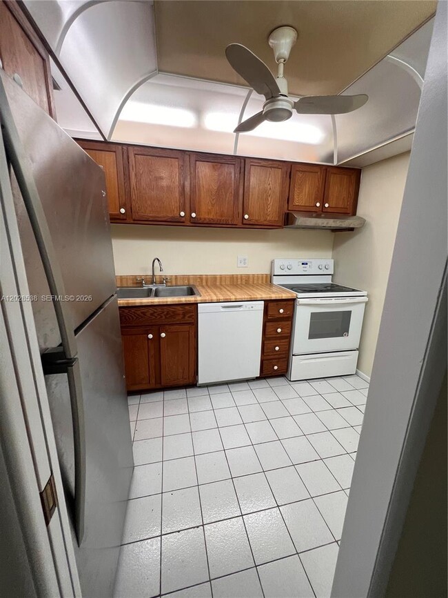 Building Photo - 3760 Inverrary Dr