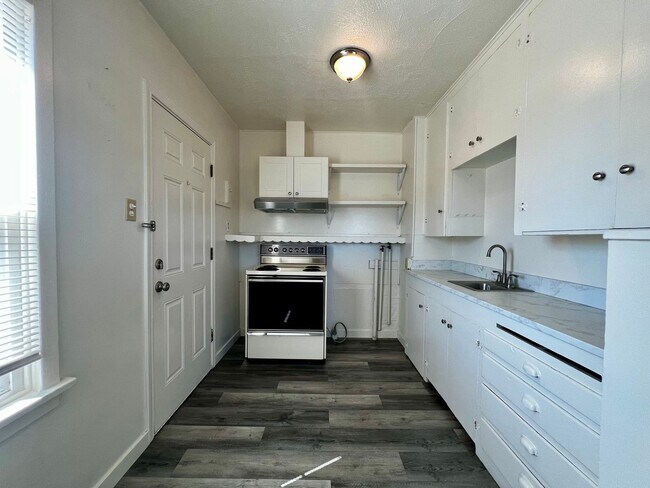Building Photo - H102