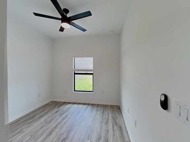 Building Photo - 473 Linden Ave S