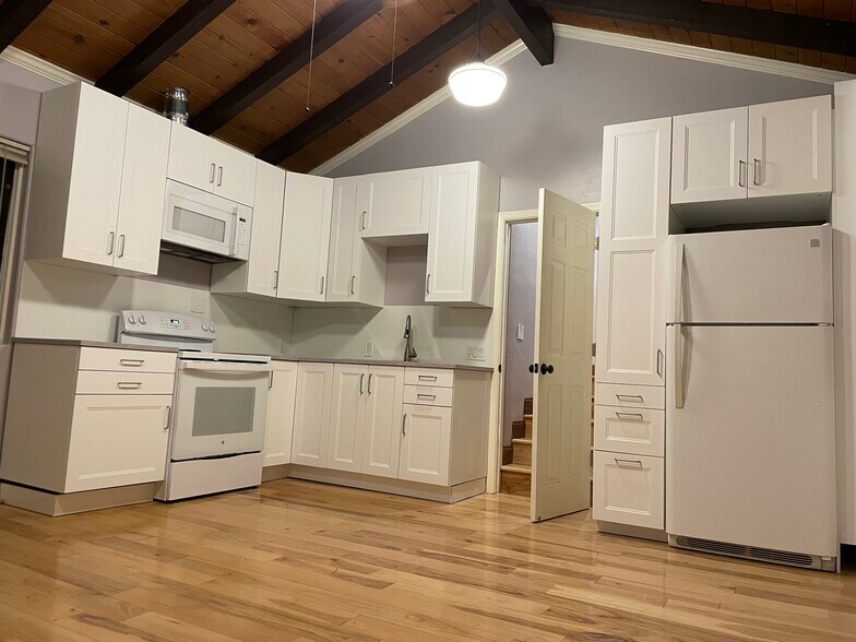 Building Photo - 102 Ash Way