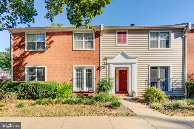 Building Photo - 2707 S Walter Reed Dr