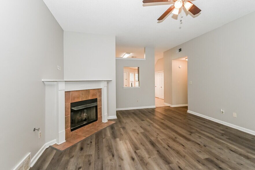 Building Photo - 8445 Clubview Dr
