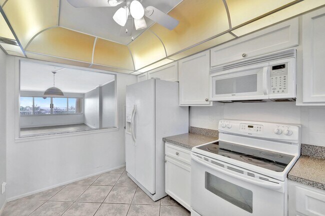 Building Photo - 328 N Ocean Blvd