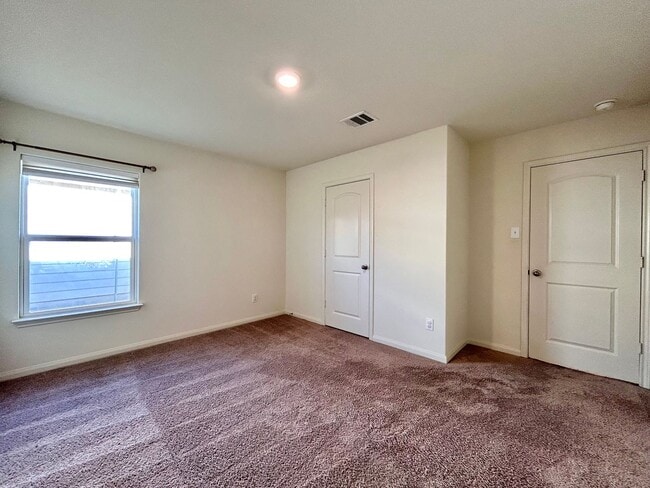 Building Photo - Comfortable 3 Bed / 2 Bath Home with Washer & Dryer and 2-Car Garage