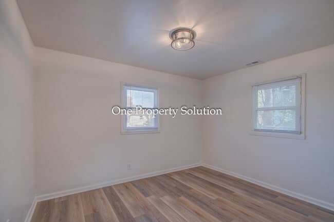 Building Photo - 825 E 14th Ave