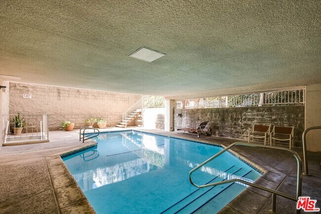 Building Photo - 441 N Oakhurst Dr