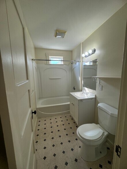 Full Bath - 21 Lafayette St