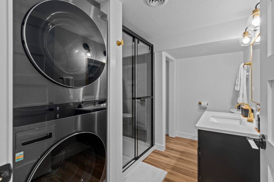 Building Photo - 1095 April Ln