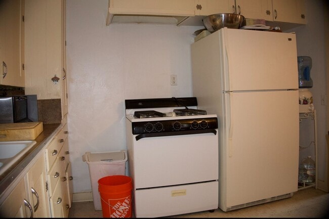 Building Photo - 3 Bedrooms 2 baths Beach House in the City...