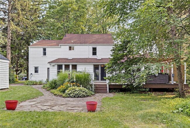 Building Photo - 204 Roat St