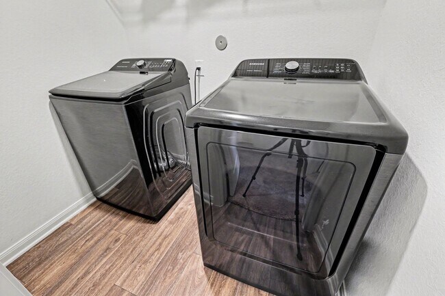 Building Photo - 2 Week Free Move-In Special! 3 Bed / 2 Bath in Luckey Ranch – Hardwood Floors + Fridge, W/D Included