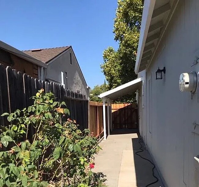 Building Photo - Beautiful East Sac Home