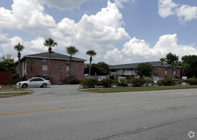 Royal Oak Apartments - 2200 Knox Mcrae Dr Titusville FL 32780 ...