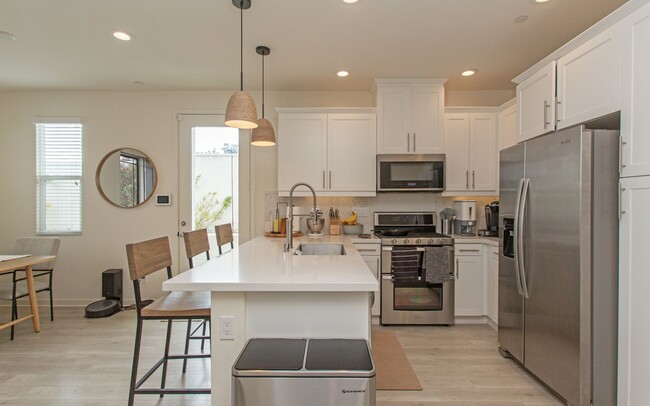 Building Photo - Large Corner-End Townhouse in Oceanside!