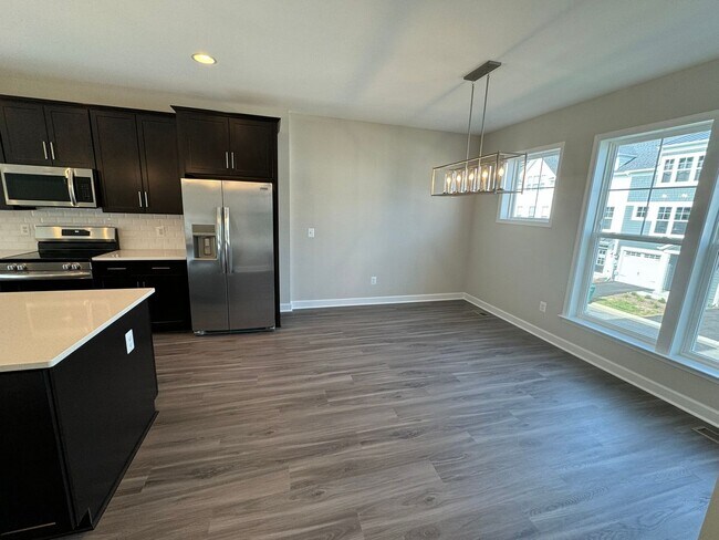 Building Photo - Townhouse for Rent in Preston Lake