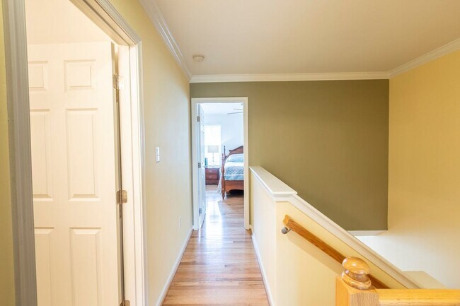 Building Photo - 703 Rainier Rd