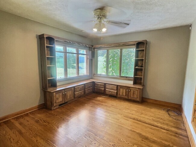 Building Photo - 25 Botley Ln