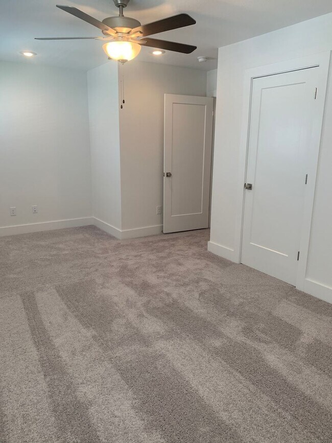 Building Photo - Like New Four Bedroom Three Bath in NW Fay...
