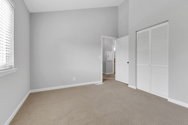 Building Photo - Beautiful Green Hills Townhome With Garage