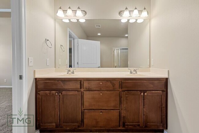 Building Photo - Luxury Gated Patio Home | 2 Bed, 2 Bath | Owasso, OK | Lawn Care Included