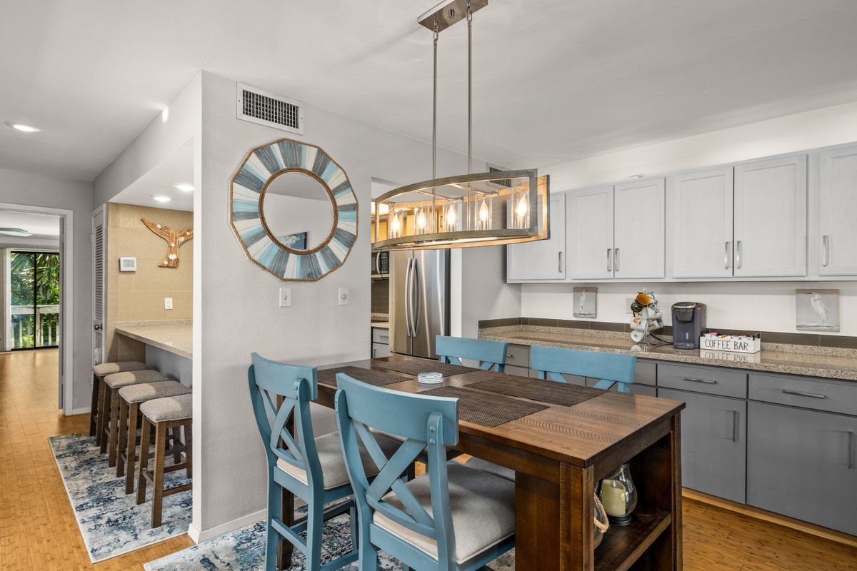 Building Photo - 1118 E Esperanza St