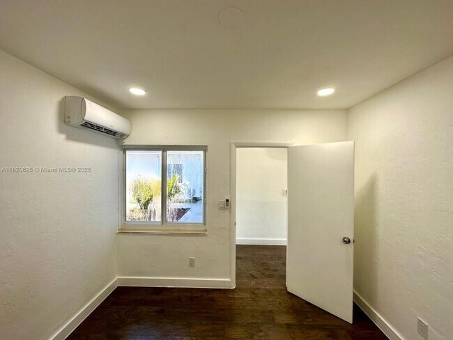 Building Photo - 2 bedroom in Miami FL 33162