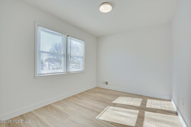 Building Photo - 212 10th Ave