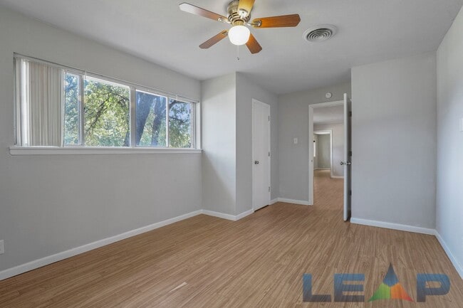 Building Photo - Welcoming 4 Bed 4 Bath Beautiful Brick Home near UNT and TWU!