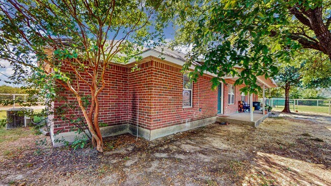 Building Photo - 9803 Risky's Ranch Dr