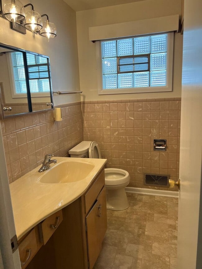 Building Photo - Amazing 3 Bedrooms with Rec Room Single Family in an Excellent Neighborhood!