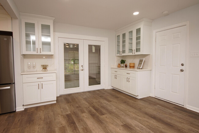 Building Photo - 596 L'Ombre Ct NE