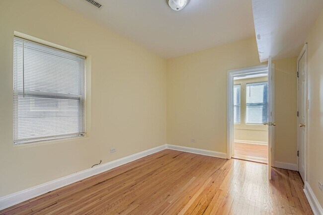 Building Photo - 6327 N Francisco Ave