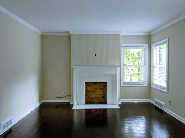Building Photo - Charming 1 Bedroom Duplex in Buckhead!