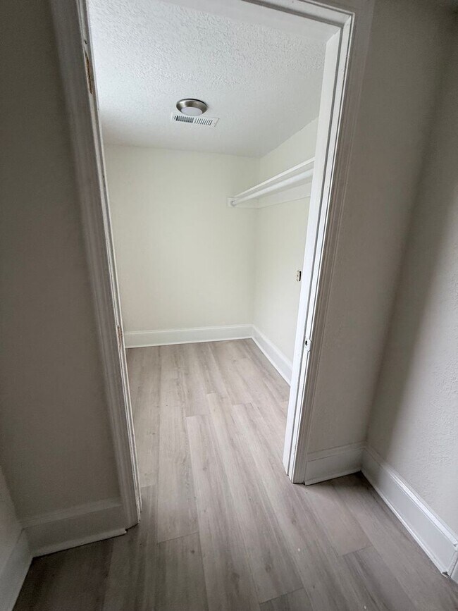 Building Photo - Gorgeous Four Bedroom Completed Upgraded