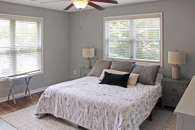 Building Photo - Fully furnished - single family