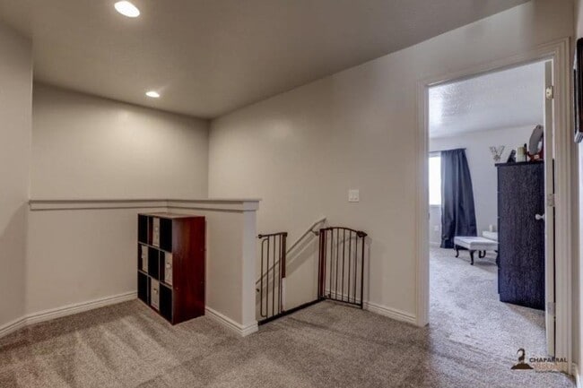 Building Photo - Pet Friendly: 3 Bedroom Fossil Hills Townhome With 2 Car Garage