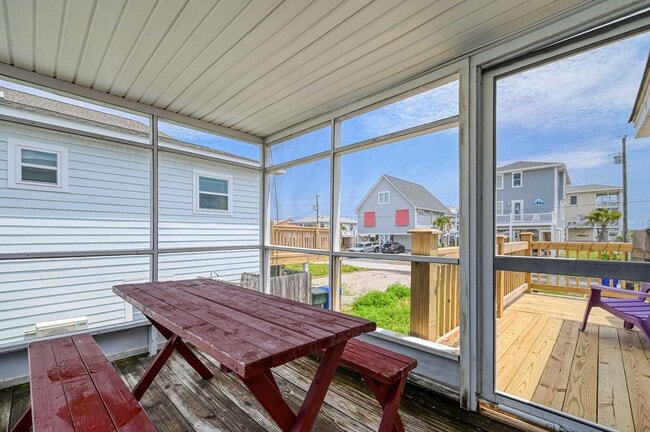 Building Photo - FURNISHED OFF-SEASON RENTAL AVAILABLE STAR...