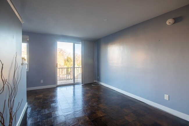 Building Photo - Lovely Studio Unit with 1 BA Condo in Wood...