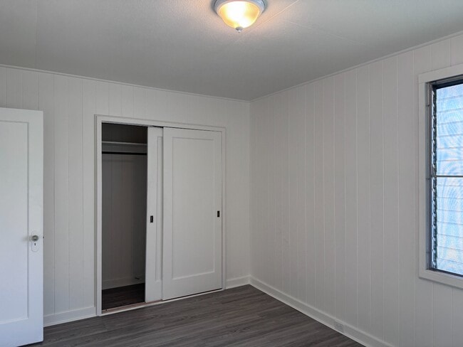 Building Photo - 2 Bed/1 Bath/ 1 Parking w/ Split A/C unit