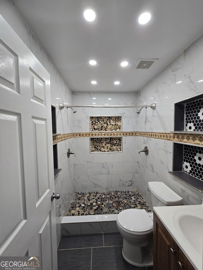 Building Photo - 1211 Lake Dr