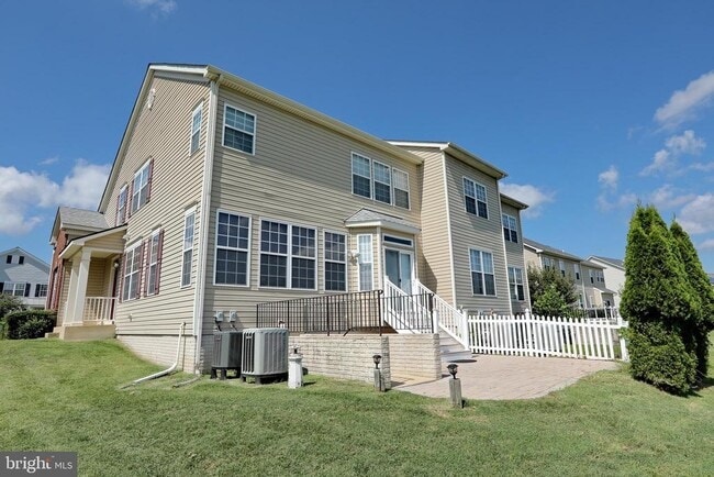 Building Photo - 1028 Llano Dr