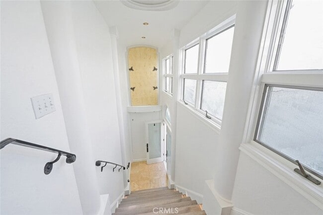 Building Photo - 411 Goldenrod Ave