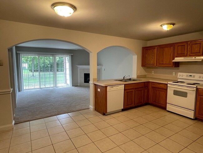 Building Photo - Shelby Twp 2-bedroom, 2-bath condo-style, private patio, 1st floor unit