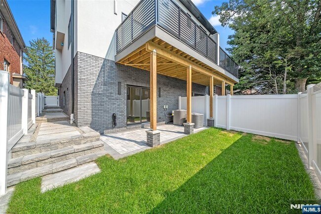 Building Photo - 450 N 10th St