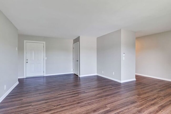 Building Photo - Remodeled 1 Bedroom Apartment!!! Walk to the Square or Steps from Sumner Regional Hospital