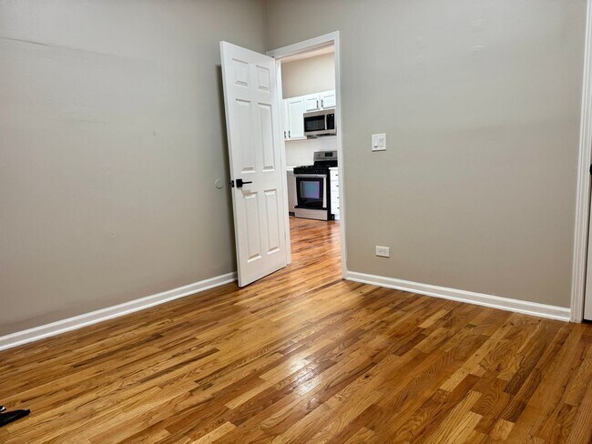 Building Photo - Bright & Spacious Logan Square 1 Bed