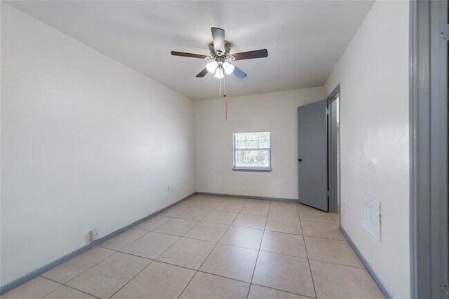 Building Photo - 1800 N Wayside Dr
