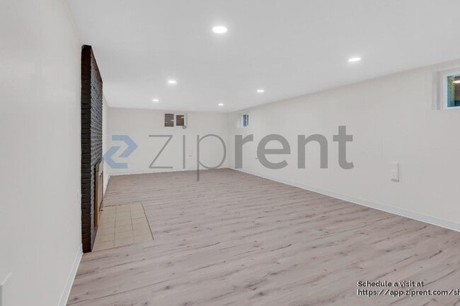 Building Photo - 242 NE 61st Ave