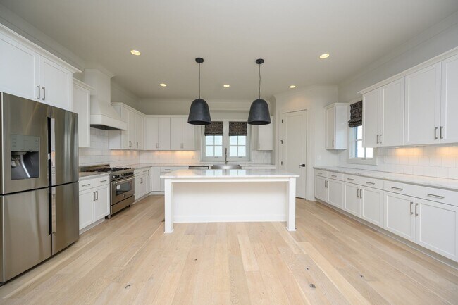 Building Photo - **LIKE-NEW, HIGH-END EXECUTIVE HOME WITH I...