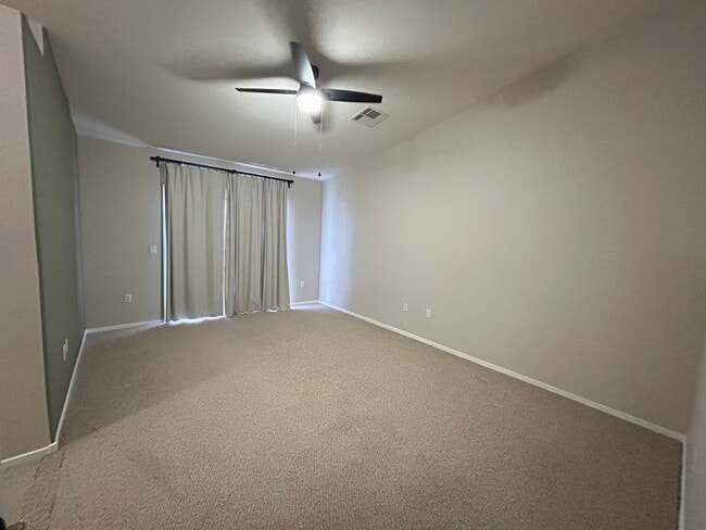 Building Photo - Gated Townhome 3-Bedrooms 2.5-Bathrooms!